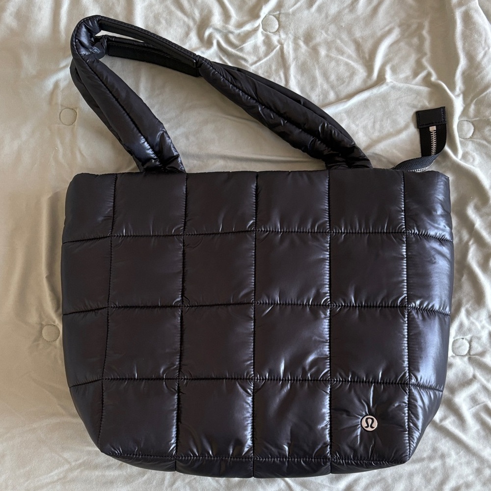 Lululemon Quilted Grid Tote Bag 12L
Wunder Puff - GUC